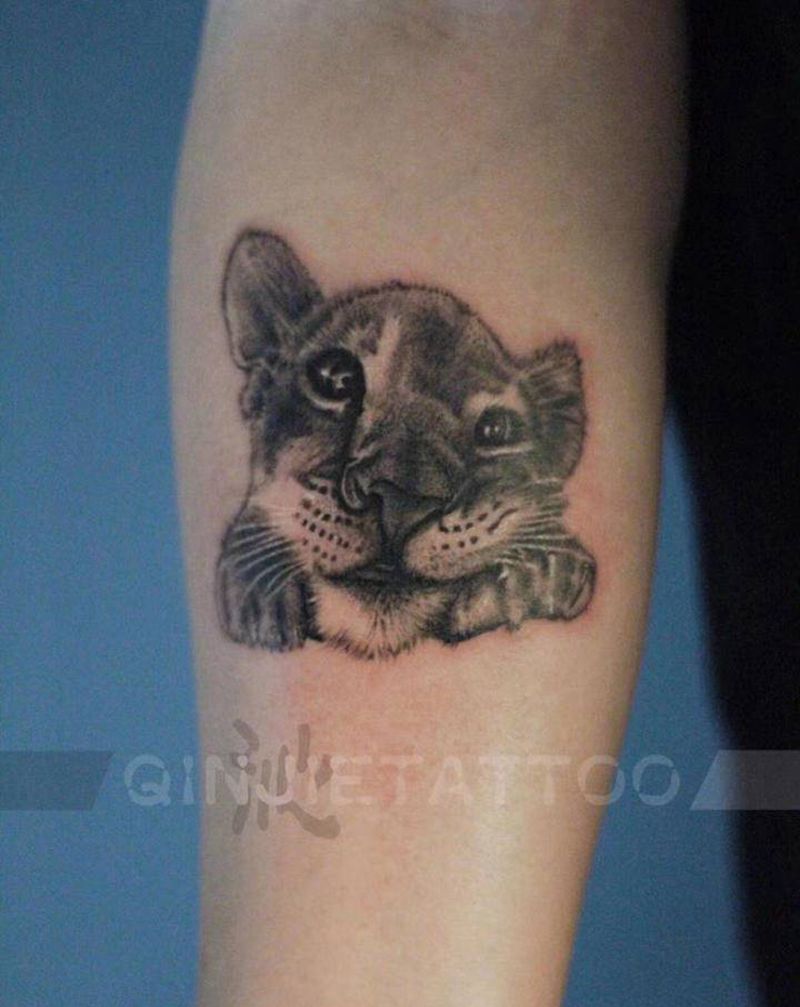 小狮子纹身图片_手臂欧美写实纹身图案