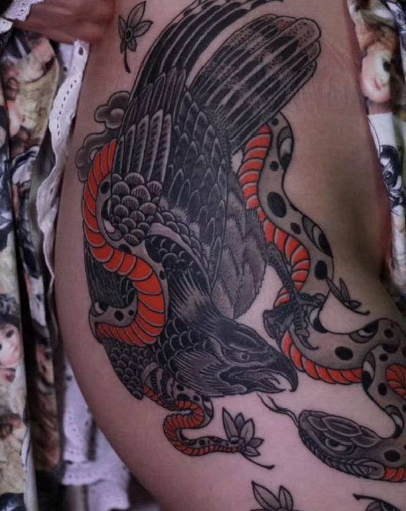 鹰蛇纹身图片_腿部老传统纹身图案