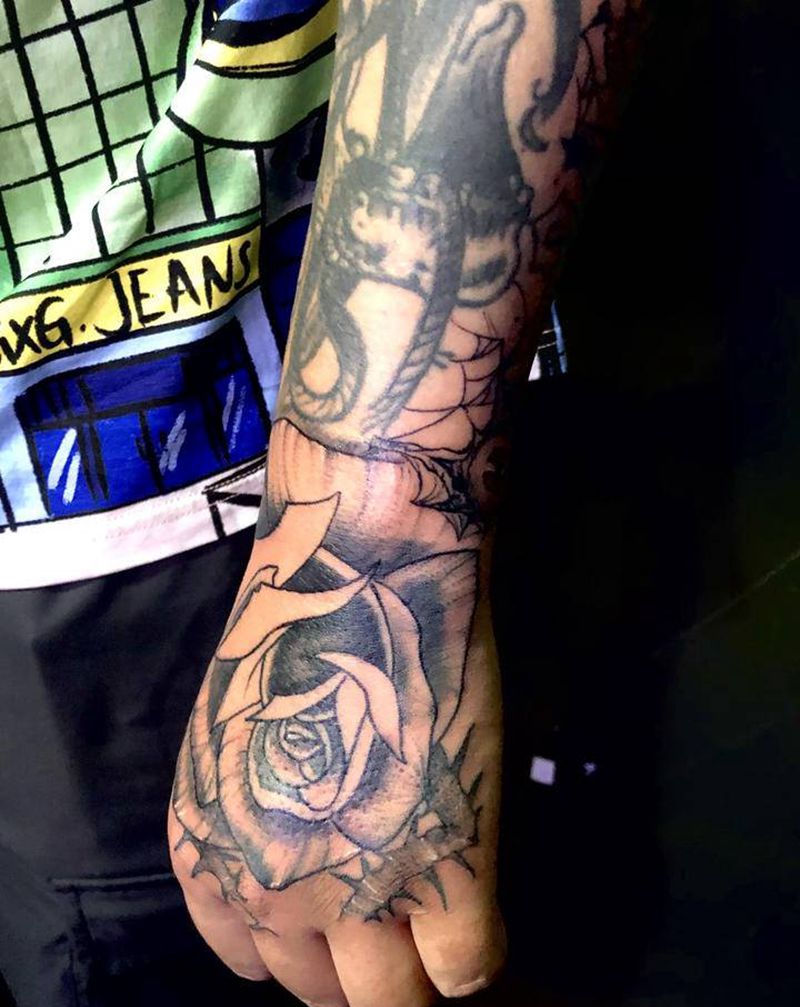 手背玫瑰纹身图片_手部纹身图案