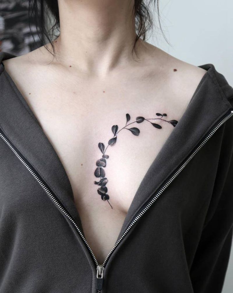 尤加利纹身图片_胸部水墨纹身图案