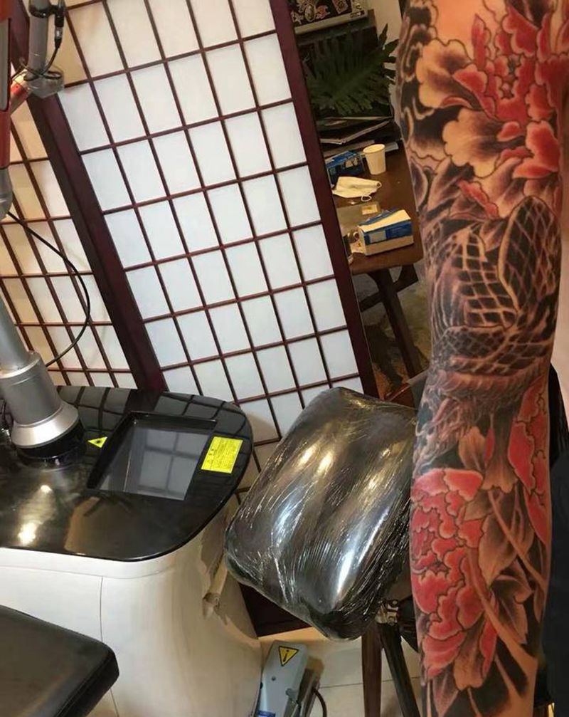 花臂半甲纹身图片_肩部手臂新传统点刺纹身图案