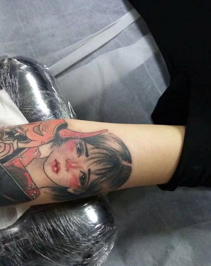 仕女图纹身图片_肩部臀部水彩新传统纹身图案