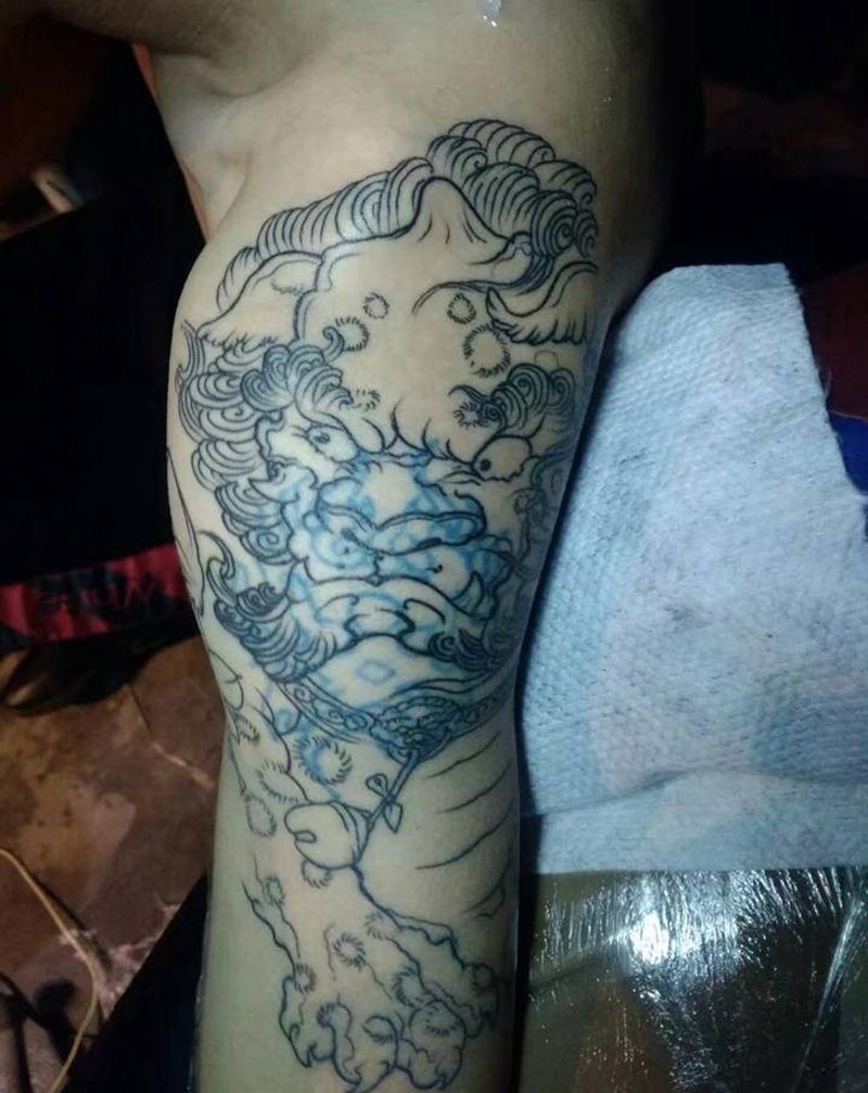 牡丹唐狮一纹身图片_老传统点刺纹身图案