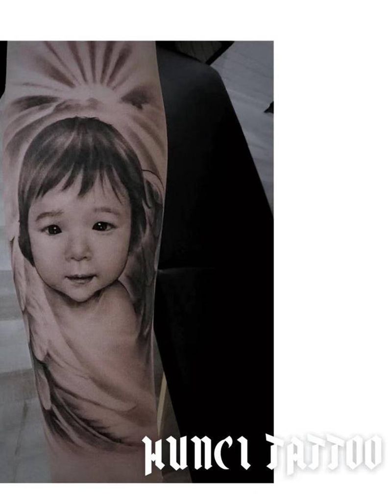 肖像小宝贝纹身图片_手臂欧美写实纹身图案