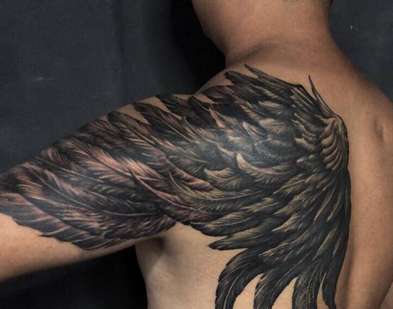 翅膀纹身图片_肩部纹身图案